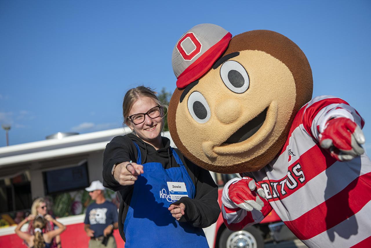 student and Brutus at vaccine tailgate promoting COVID 19 vaccination